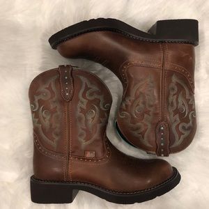 ✨NWT Women’s Justin Gypsy collection boots size 8✨